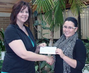 Makaela Paynter receiving the NLC
Foundation Award of Excellence from
Fort St. John Campus Administrator Kathy
Handley.