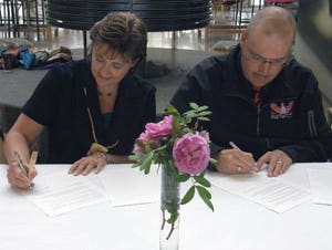 NLC president Laurie Rancourt and NVIT
president Ken Tourand signing the
memorandum of understanding.
